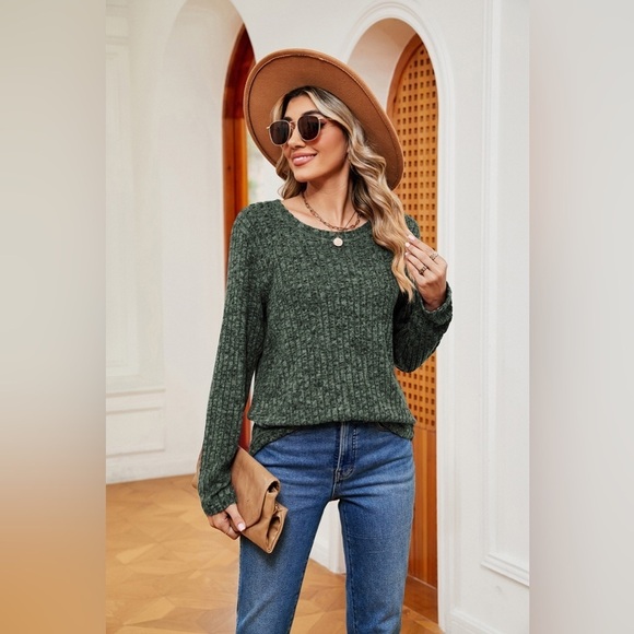 Every Day Style Round Neck Heathered Top - Picture 2 of 5